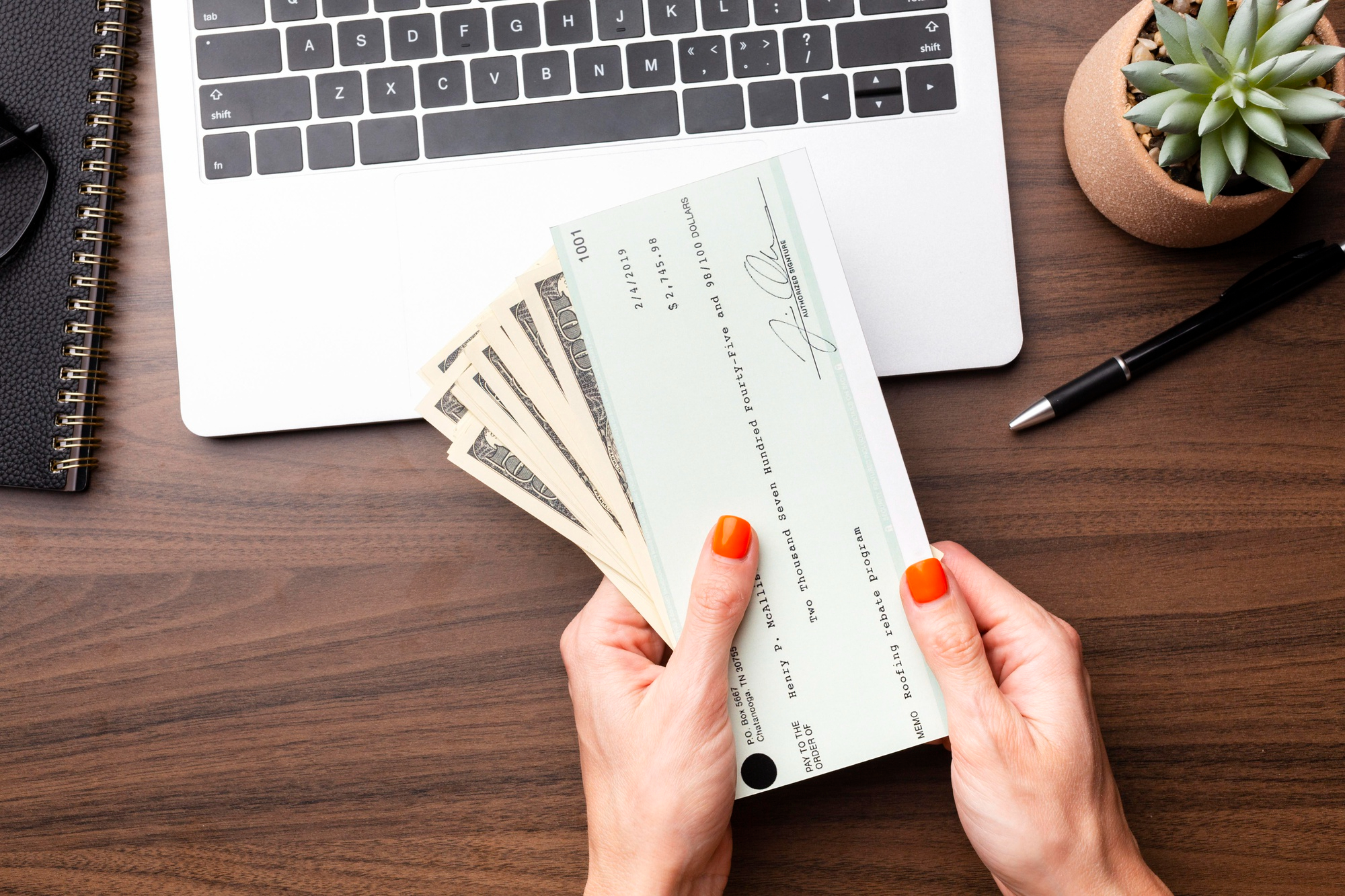 ¿Cómo evitar ser víctima de fraude con cheques falsos o falsificados?